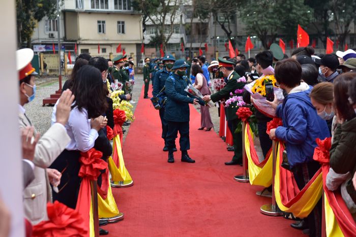 Động viên tân binh lên đường.