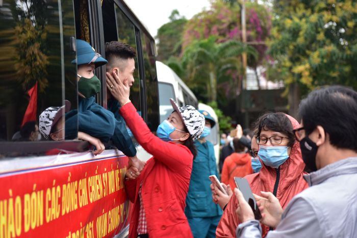 Người thân tiễn tân binh lên đường.