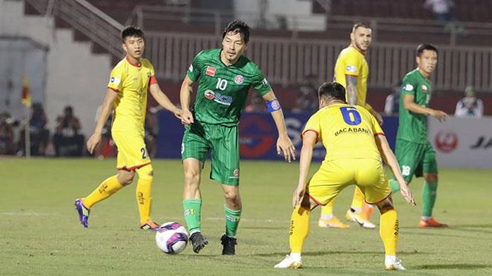 Ở tuổi 40, Matsui vẫn thừa đẳng cấp chơi V-League. Ảnh: SGFC