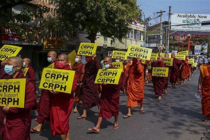 Các nhà sư Myanmar tham gia biểu tình phản đối chính biến. Ảnh: AP