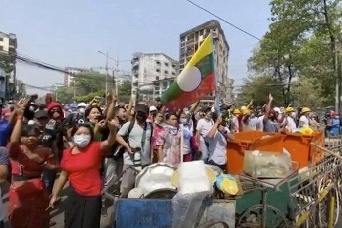 Người dân Myanmar biểu tình tại thành phố Yangon hôm 27/2. Ảnh: AP
