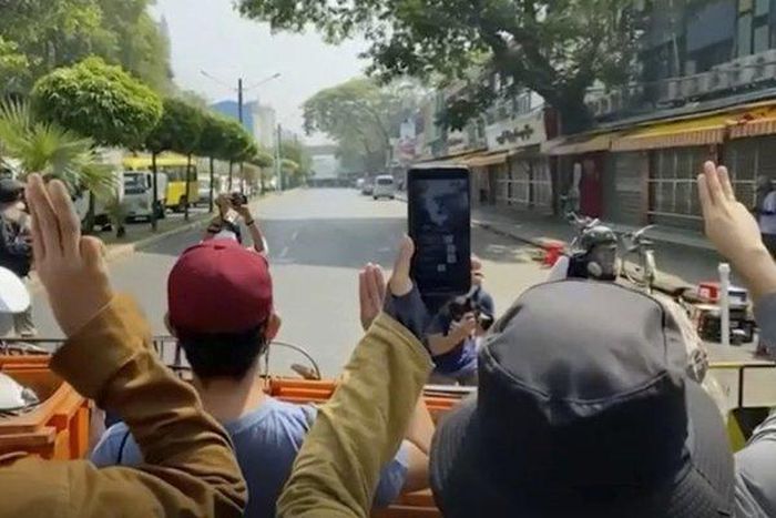 Đám đông biểu tình ở thành phố Yangon đối mặt với cảnh sát. Ảnh: AP