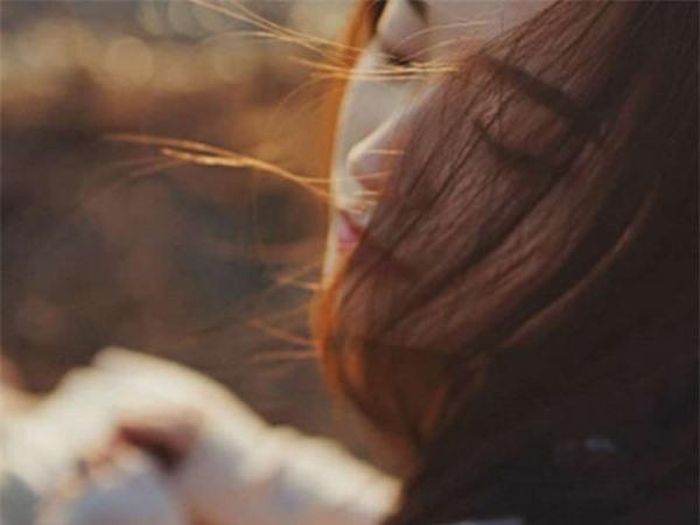 Cô nàng giản đơn, thuần khiết và trang điểm tự nhiên sẽ tạo cảm giác gần gũi, dễ tiếp cận - Ảnh minh họa: Internet.