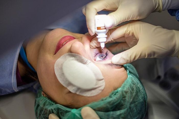 Chăm sóc mắt mổ cận cần lưu ý gì để đảm bảo mắt phục hồi tốt nhất - Ảnh Internet