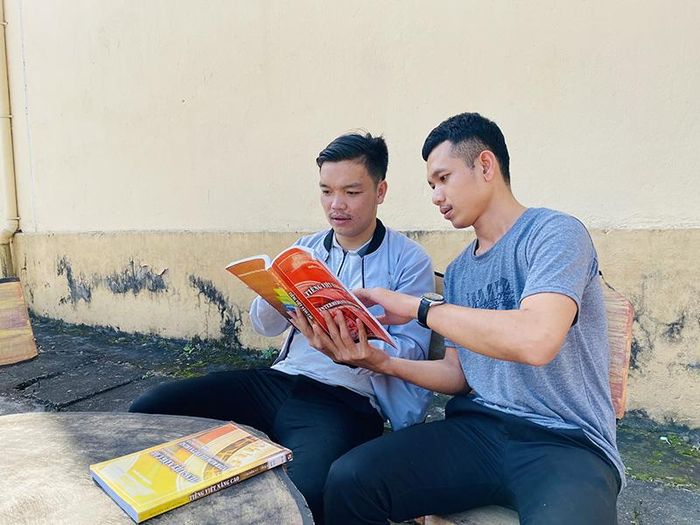Sinh viên Lào trao đổi với nhau phương pháp học tiếng Việt hiệu quả - Ảnh: T.P
