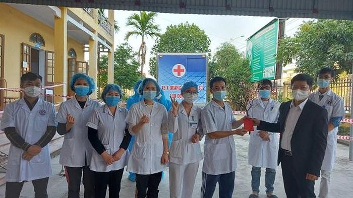 Điều dưỡng Nguyễn Thị Huệ (thứ 3 từ phải sang) trong sáng ngày mùng 1 Tết Tân Sửu