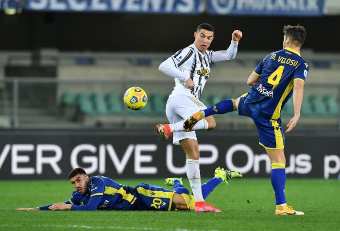  HLV Pirlo thực hiện những sự điều chỉnh, nhưng chỉ có mình Ronaldo đủ khả năng gây khó khăn cho hàng thủ Verona. Quãng thời gian ít ỏi còn lại là không đủ để lão tướng người Bồ Đào Nha giúp Juve tái lập thế dẫn bàn. Sau trận đấu, cây viết Carlo Garganese của Football Italy nhận xét: "Ở tuổi 36, Ronaldo xứng đáng chơi cho một tập thể mạnh hơn Juventus để giành thêm danh hiệu trước khi giải nghệ. Trong khi đó, Juve đang quá phụ thuộc vào Ronaldo. Họ nên để anh ấy ra đi để tái thiết lại đội bóng". 