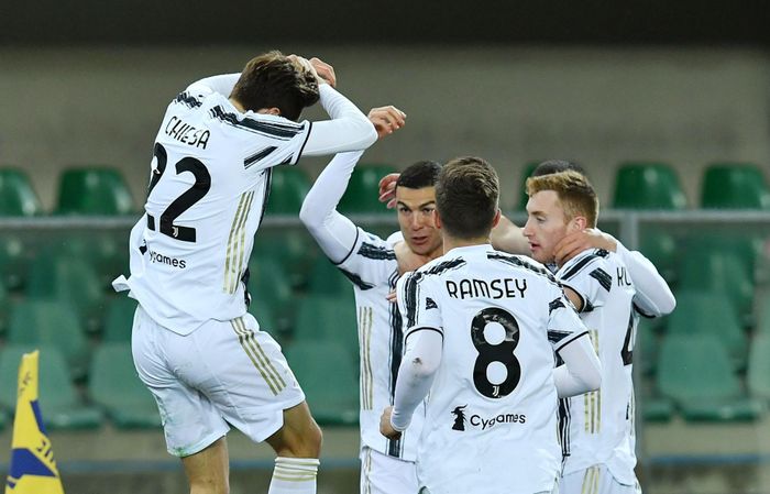  Ronaldo tiếp tục dẫn đầu cuộc đua giành danh hiệu Vua phá lưới Serie A với bàn thứ 19. Chưa dừng ở đó, CR7 đã vượt số bàn của Paulo Dybala tại giải VĐQG Italy. Siêu sao sinh năm 1985 ghi 71 bàn trong 84 trận, trong khi đàn em người Argentina ghi 70 bàn sau 172 lần ra sân. 