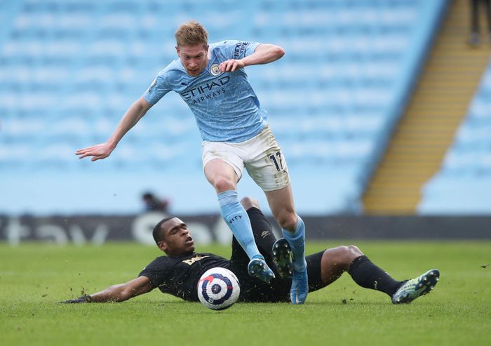 Kevin De Bruyne tiếp tục chứng tỏ tầm ảnh hưởng với màn trình diễn ở đẳng cấp cao trước West Ham. Pha treo bóng cho Ruben Dias mở tỷ số ở phút 30 đưa ngôi sao người Bỉ lên vị trí dẫn đầu trong cuộc đua giành danh hiệu Vua kiến tạo Premier League 202/21, ngang với thành tích của Harry Kane.