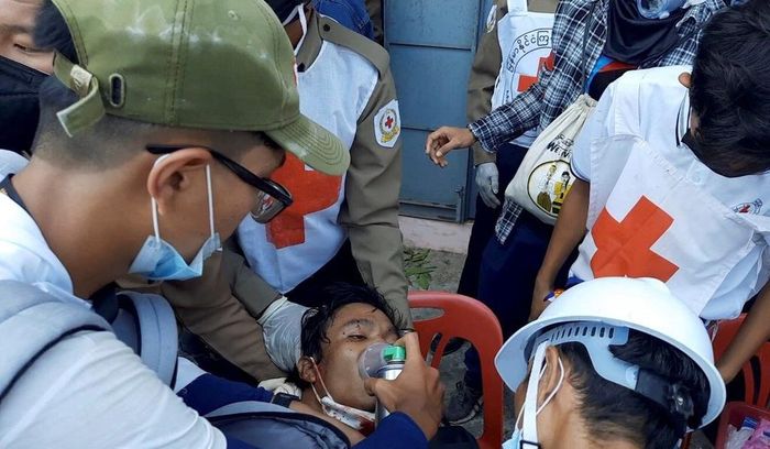 Người biểu tình trúng đạn được sơ cứu tại thị trấn Dawei, ngày 28/2.
