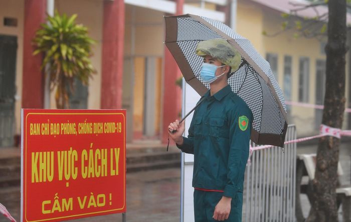  Chiến sĩ dân quân trực trong khu cách ly tại huyện Tứ Kỳ.
