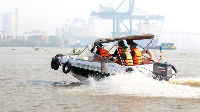 Phối hợp chặt chẽ với các lực lượng liên quan tuần tra, kiểm soát liên tục 24/24 giờ trên tuyến sông Đồng Nai, quyết tâm không để xảy ra các sơ suất