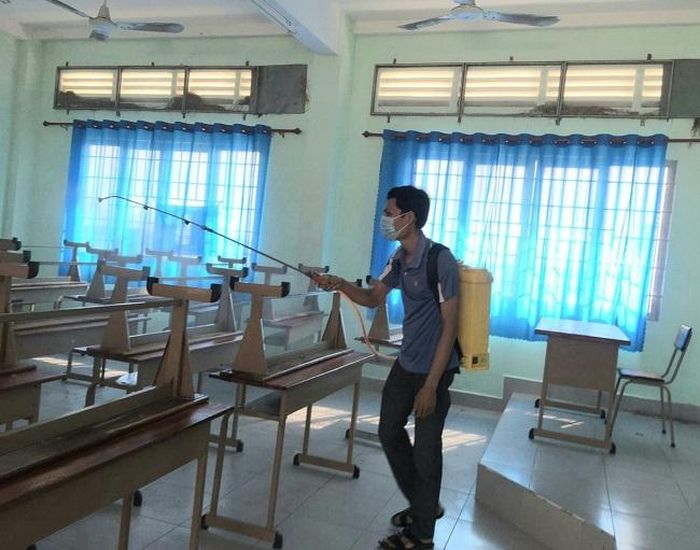 Công tác phun thuốc khử khuẩn tại Trường THPT Nguyễn Huệ- Tây Ninh để phòng dịch bệnh khi đón học sinh đi học trở lại. Ảnh: GVCC
