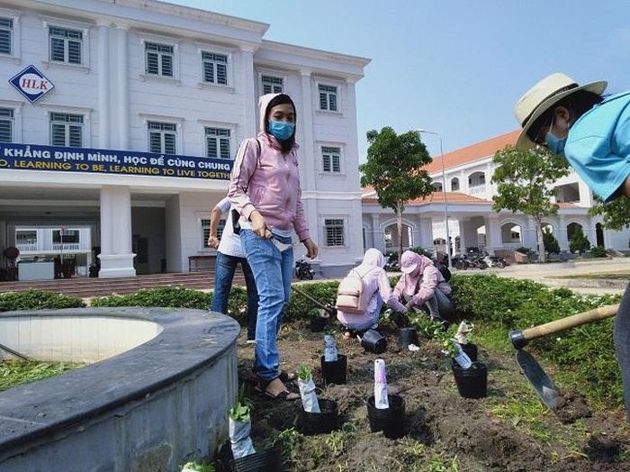 Các giáo viên, đoàn viên Trường THPT Chuyên Hoàng Lê Kha tham gia ngày thứ 7 tình nguyện. Ảnh: GVCC