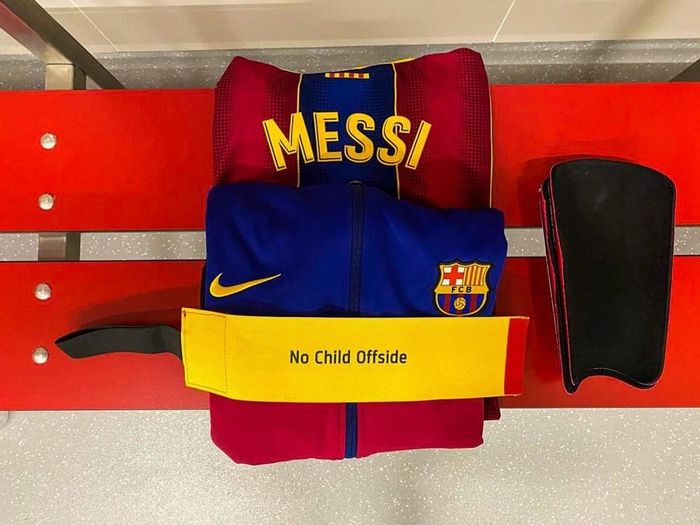 Chiếc áo thi đấu của Messi trong phòng thay đồ 