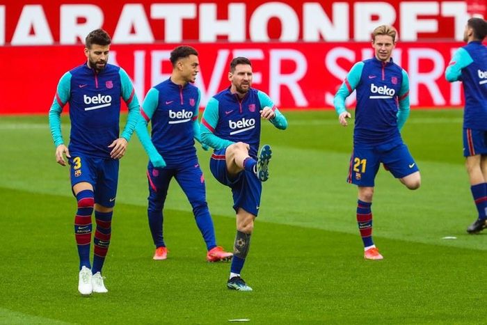 Messi và các đồng đội khởi động trước trận đấu