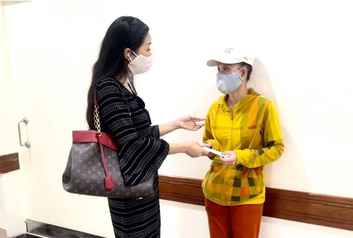 Trịnh Kim Chi trao 10 triệu đồng tiền mặt cho vợ Thương Tín.