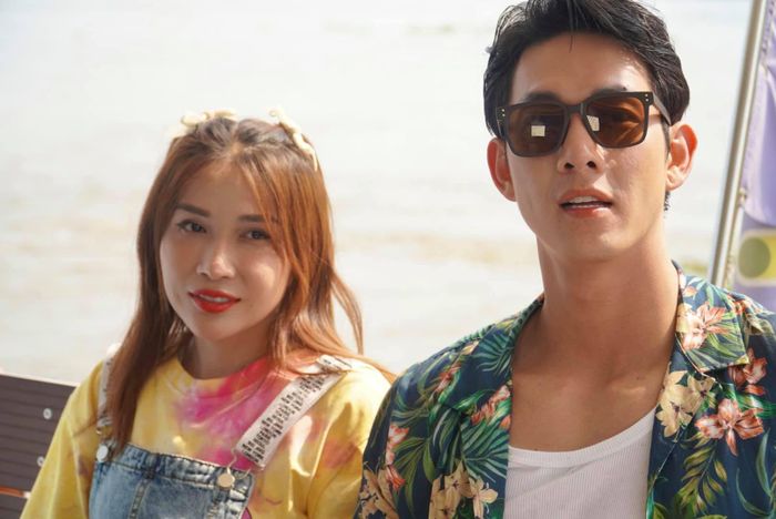 Song Luân và Khả Như thân thiết ở hậu trường phim mới.