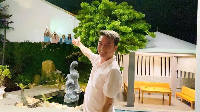 Đàm Vĩnh Hưng hãnh diện khoe được fan trèo tường xem hát.