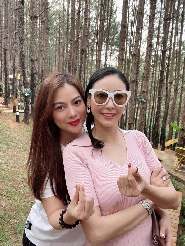 Trương Ngọc Ánh dẫn mẹ tham gia chuyến đi chơi xa cùng hội chị em và các con. 