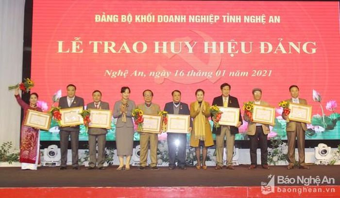 Lễ trao tặng Huy hiệu 30, 40 và 45 tuổi Đảng ở Đảng bộ khối Doanh nghiệp Nghệ An. Ảnh tư liệu