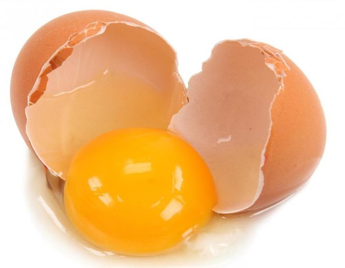 Trứng gà: Trứng gà là món ăn quen thuộc trong bữa cơm hằng ngày, bạn chỉ cần chú ý ăn đúng cách để bổ sung dưỡng chất cần thiết là đã mang lại hiệu quả thẩm mỹ cao cho vòng ngực.