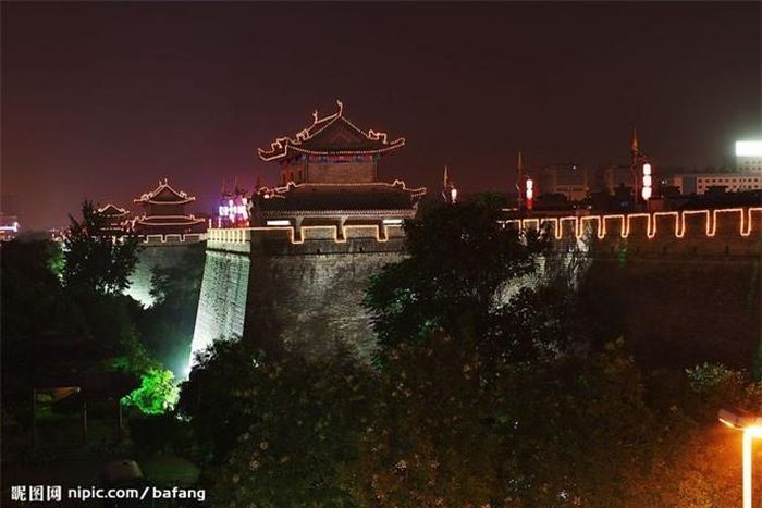 Thành cổ Tây An được Chu Nguyên Chương, vị vua đầu tiên của nhà Minh xây dựng, đến nay đã có lịch sử hơn 600 năm. Tường thành cao 12 m, chân tường dày 18 m, trên bề mặt rộng 12-14 m, chu vi 13,74 km với một hào sâu bao quanh. Cứ 120 m lại có 1 tháp canh, tổng cộng 98 cái. Ảnh:Nipic