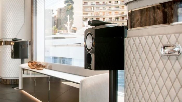  Theo công bố của Dynamiq, GTM 90 có chiều dài 27,5 m, mớn nước 1,75 m. Các thông số này cho thấy GTM 90 có thể hoạt động ở vùng nước cạn hoặc vùng biển san hô. Các vật dụng nội thất do Bentley Home cung cấp. Đây là phân hiệu con của hãng xe Bentley, cung cấp đồ nội thất theo phong cách siêu sang. Tương tự xe, Bentley Home cho phép khách hàng tùy chỉnh các vật dụng theo ý thích. 
