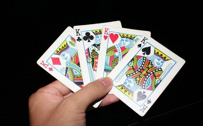 Trong bộ bài tây hay còn gọi là tú lơ khơ, lá K cơ (Già cơ) là quân K duy nhất có râu mà không có ria mép.
