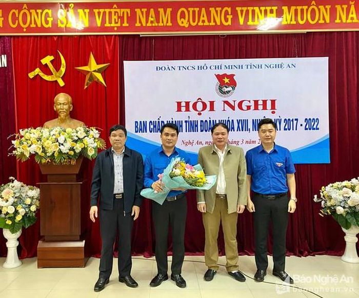 Đại diện lãnh đạo Ban Tổ chức, Ban Dân vận Tỉnh ủy và lãnh đạo Tỉnh đoàn tặng hoa chúc mừng tân Phó Bí thư Tỉnh đoàn Thái Minh Sỹ. Ảnh: TG