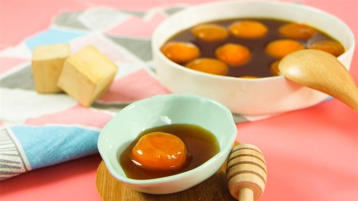 Trứng gà hấp sữa mật ong là món ăn tăng vòng 1 đáng kể.