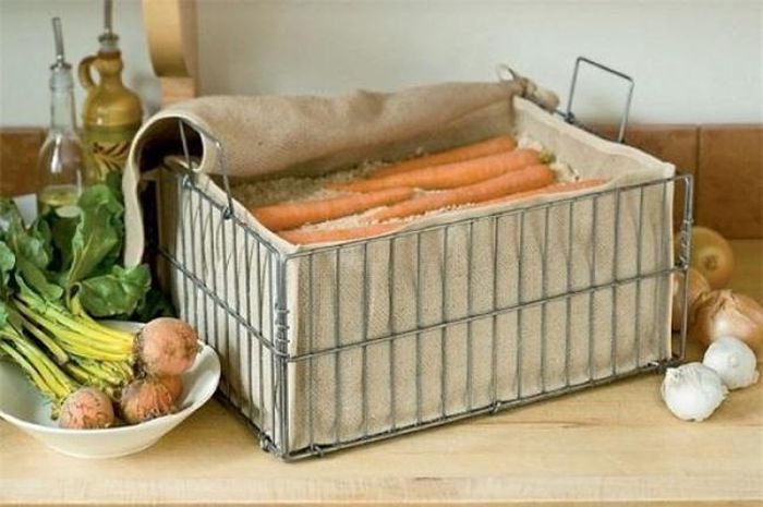 Những người làm vườnkhuyên nên bảo quản cà rốt trong cát bởi cát làm giảm sự bốc hơi nước và làm chậm sự thối rữa.
