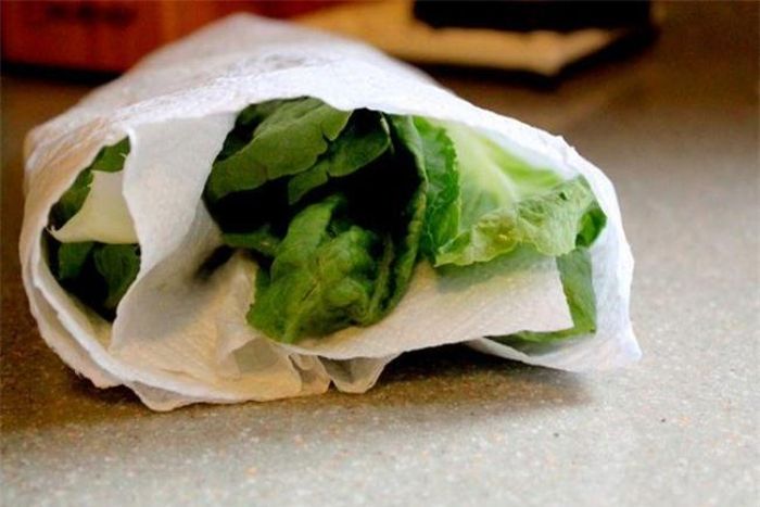 Xà lách sẽ vẫn còn tươi lâu nếu được bọc trong khăn giấy. Độ ẩm dư thừa sẽ thấm vào khăn giúp lá không bị khô héo.