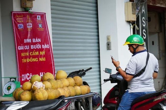 Người dân đến mua bưởi, ủng hộ bà con huyện Cẩm Mỹ, tỉnh Đồng Nai