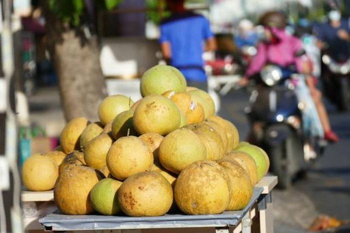 Bưởi được bán với giá niêm yết 15.000 đồng/kg