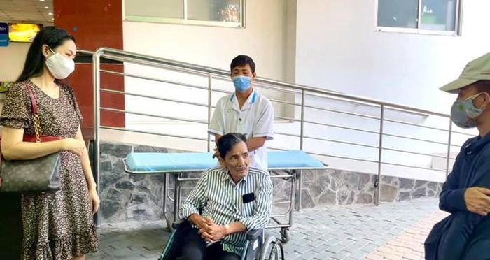 Hiện tại sức khỏe nam nghệ sĩ đã khá ổn, có thể đứng lên đi lại được nhưng vẫn cần người dìu