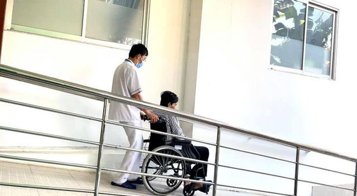 Nghệ sĩ Thương Tín xuất viện về phòng trọ tại quận 12