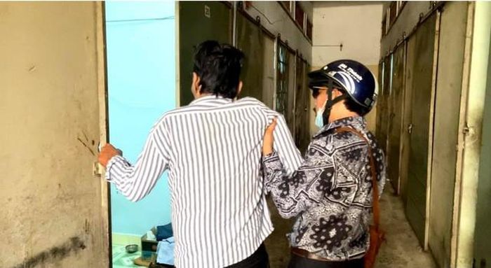 Nghệ sĩ Thương Tín về đến phòng trọ