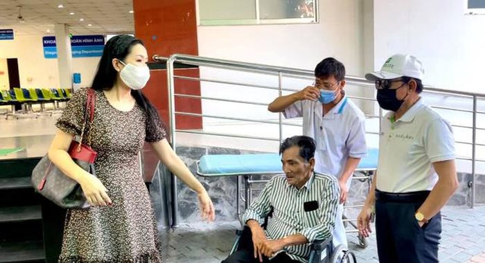 Bác sĩ muốn nam nghệ sĩ ở lại thêm 2-3 ngày nhưng ông xin về nhà trọ cho thoải mái