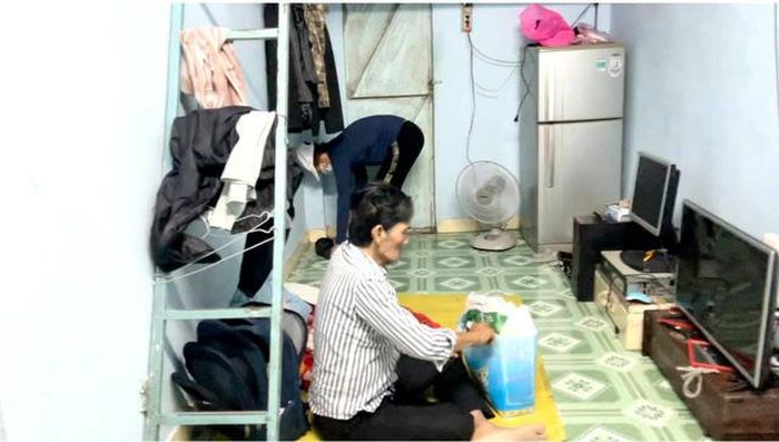 Hé lộ không gian sống khiêm tốn, thiếu thốn của nam nghệ sĩ cùng vợ và con gái