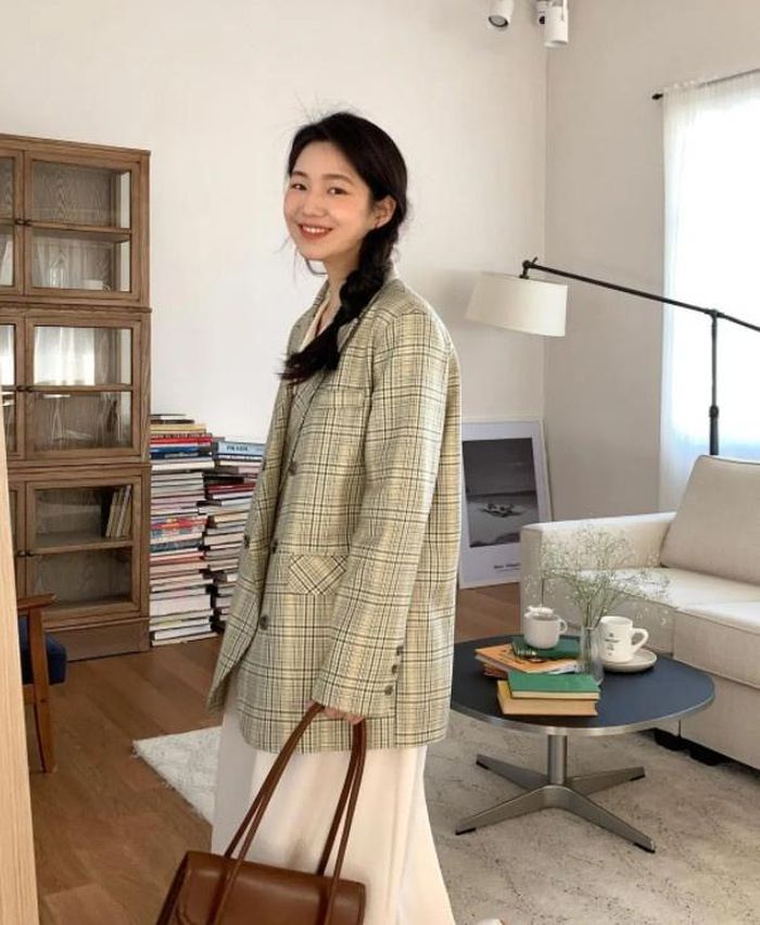 Bên cạnh thiết kế trơn, blazer kẻ sọc cũng là lựa chọn hợp xu hướng khi phong cách retro đang lên ngôi. Nếu lo bị già, bạn chỉ cần diện áo có màu sắc đẹp mắt để giảm tuổi và thu hút sự chú ý. Ảnh: cnbilin.