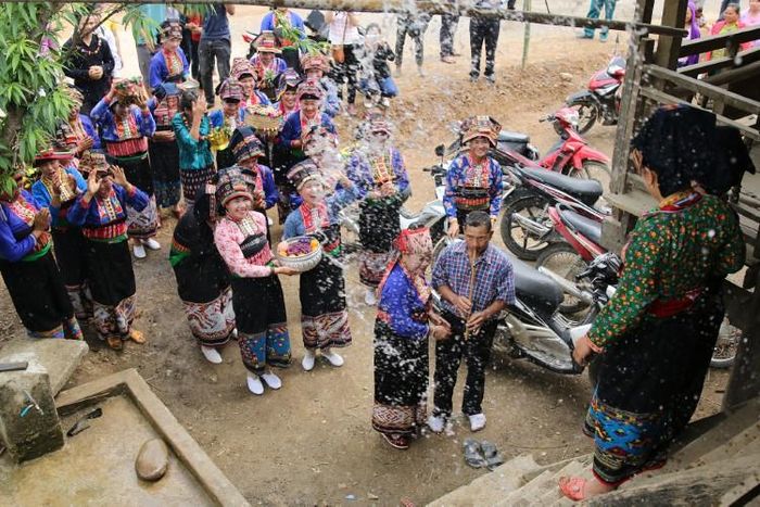Người dân té nước cho nhau với mong muốn sẽ gặp nhiều điều tốt lành.