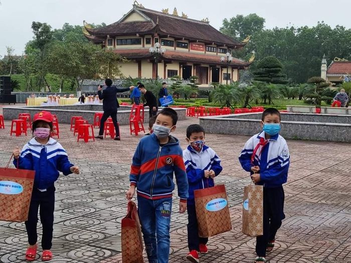 Học sinh vui mừng đón nhận quà từ các đơn vị tài trợ.