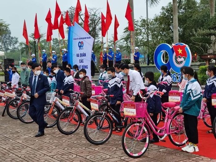 Tại chương trình các nhà tài trợ khách trao xe đạp cho các em học sinh nghèo vượt khó.