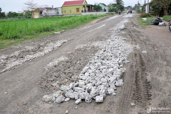 Ông Phạm Văn Chính - Chủ tịch UBND xã Tân Thành (Yên Thành) cho biết, khoảng 4 km của Tỉnh lộ 538E chạy qua địa bàn xã được Nhà nước đổ nhựa từ năm 2010, nay đã xuống cấp trầm trọng. Dịp Tết vừa qua, để tạm thời khắc phục cho người dân đi lại, xã trích kinh phí đổ đất, sỏi... ở những vị trí lầy lội, ổ voi, ổ trâu. Nhưng sau Tết, xe ô tô đi lại quá nhiều, khiến mặt đường lại bị cày nát. Đây là tuyến đường huyết mạch đi qua địa bàn, hàng ngày các loại phương tiện tham gia giao thông nhiều, do vậy, địa phương rất mong các cơ quan chức năng quan tâm, sớm sửa chữa, nâng cấp tuyến đường này. Ảnh: Xuân Hoàng