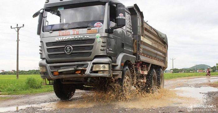Những chiếc xe trọng tải lớn thường xuyên qua lại trên tỉnh lộ 538E, khiến mặt đường xuống cấp trầm trọng. Ảnh: Xuân Hoàng