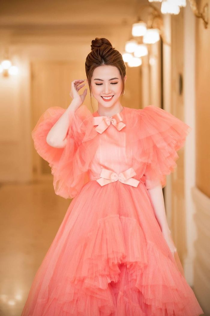 Cô cuốn hút ống kính với nhan sắc thanh tao gợi cảm