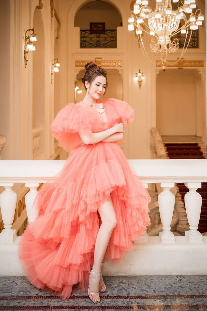 Chiếc đầm của NTK Nguyễn Minh Công càng khiến Phan Thị Mơ thêm lộng lẫy