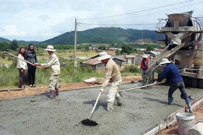 Huy động sức dân cùng kiên cố hóa đường nông thôn