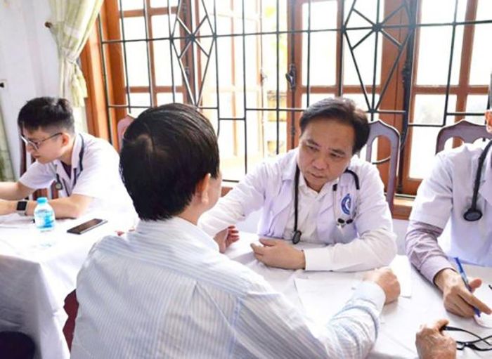  Vị PGS đầu ngành trong một chương trình khám bệnh miễn phí ở tuyến dưới. 